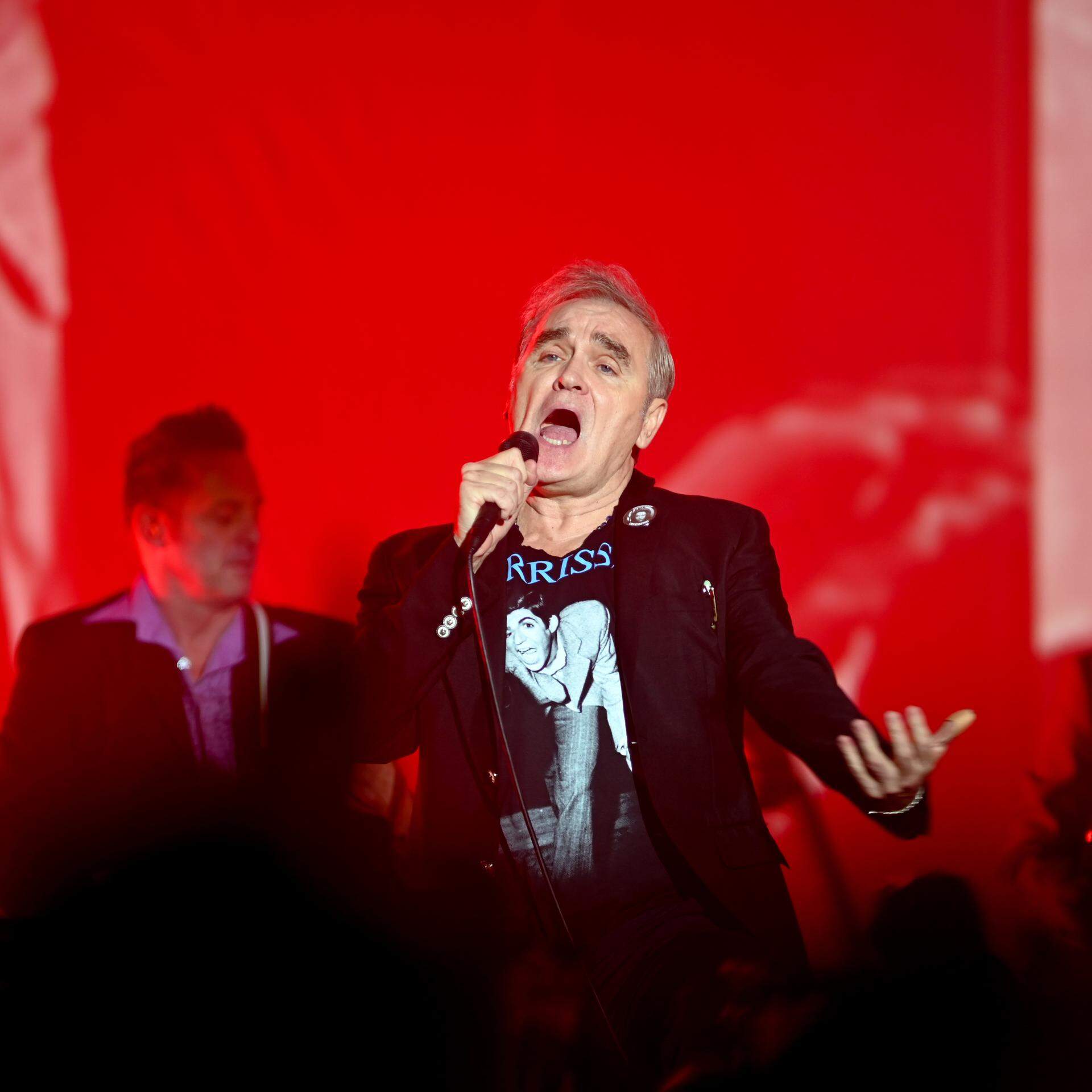 ARCHIV - 30.09.2022, Großbritannien, Doncaster: Der britische Sänger Morrissey gibt ein Konzert im Doncaster Dome. Am 22. Mai wird der ehemalige Smiths-Frontmann 65 Jahre alt. (zu dpa: «Streitbare Kultfigur des Indie-Rock: Sänger Morrissey wird 65») Foto: Robin Burns/ZUMA Press Wire/dpa +++ dpa-Bildfunk +++