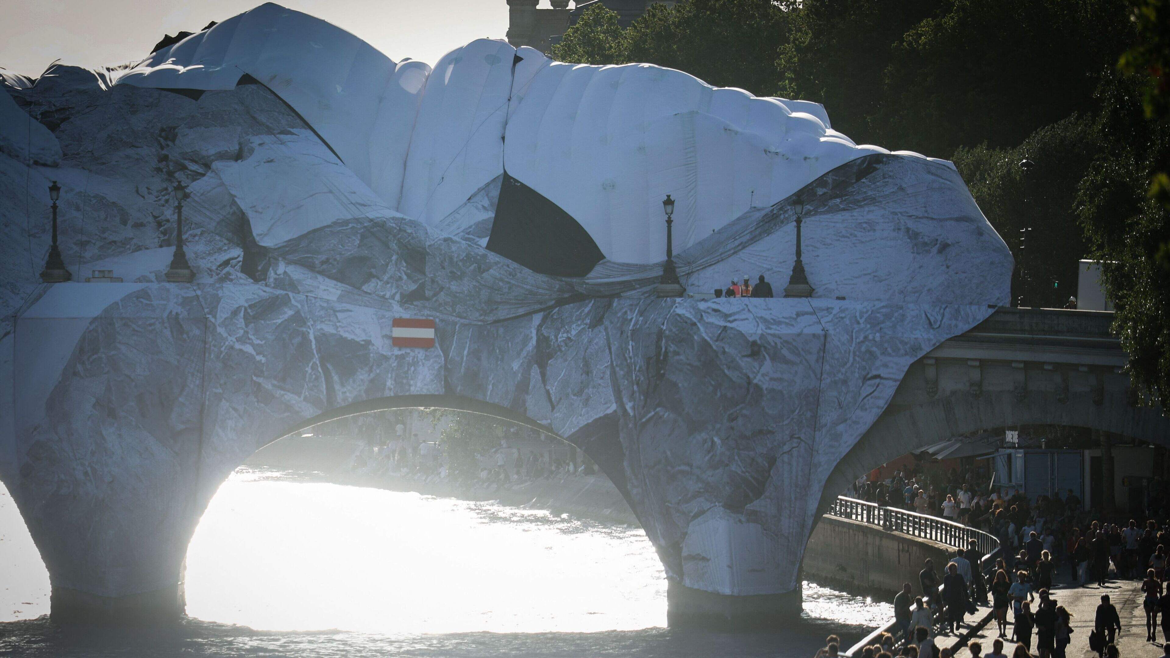 Bilder des Tages: Gegenwind für Kunstprojekt