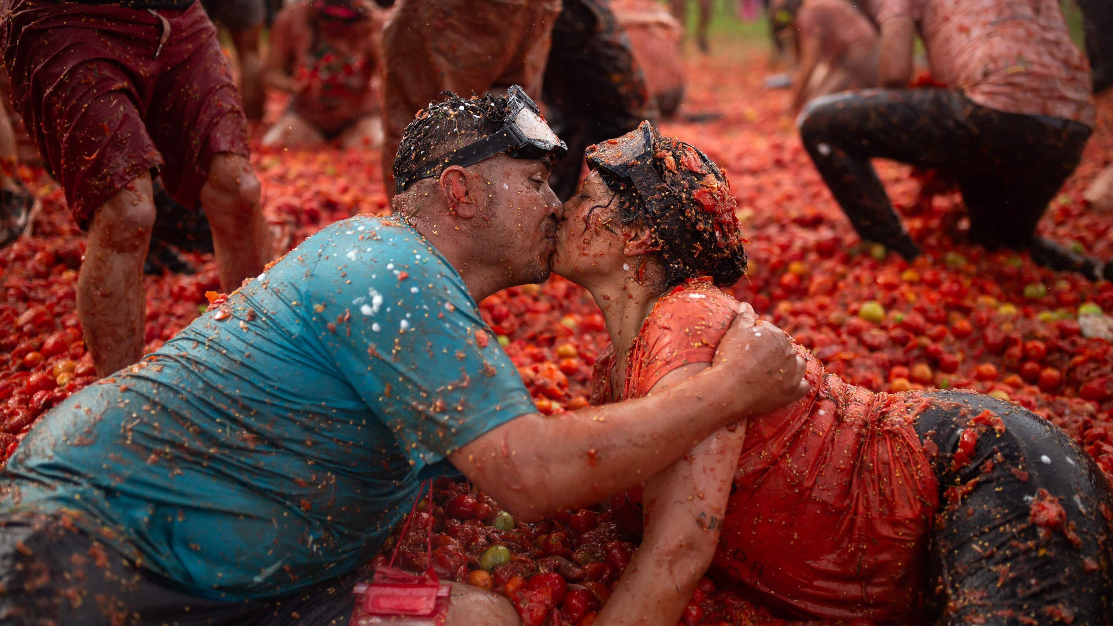 Bilder des Tages: Ein Kuss im Chaos