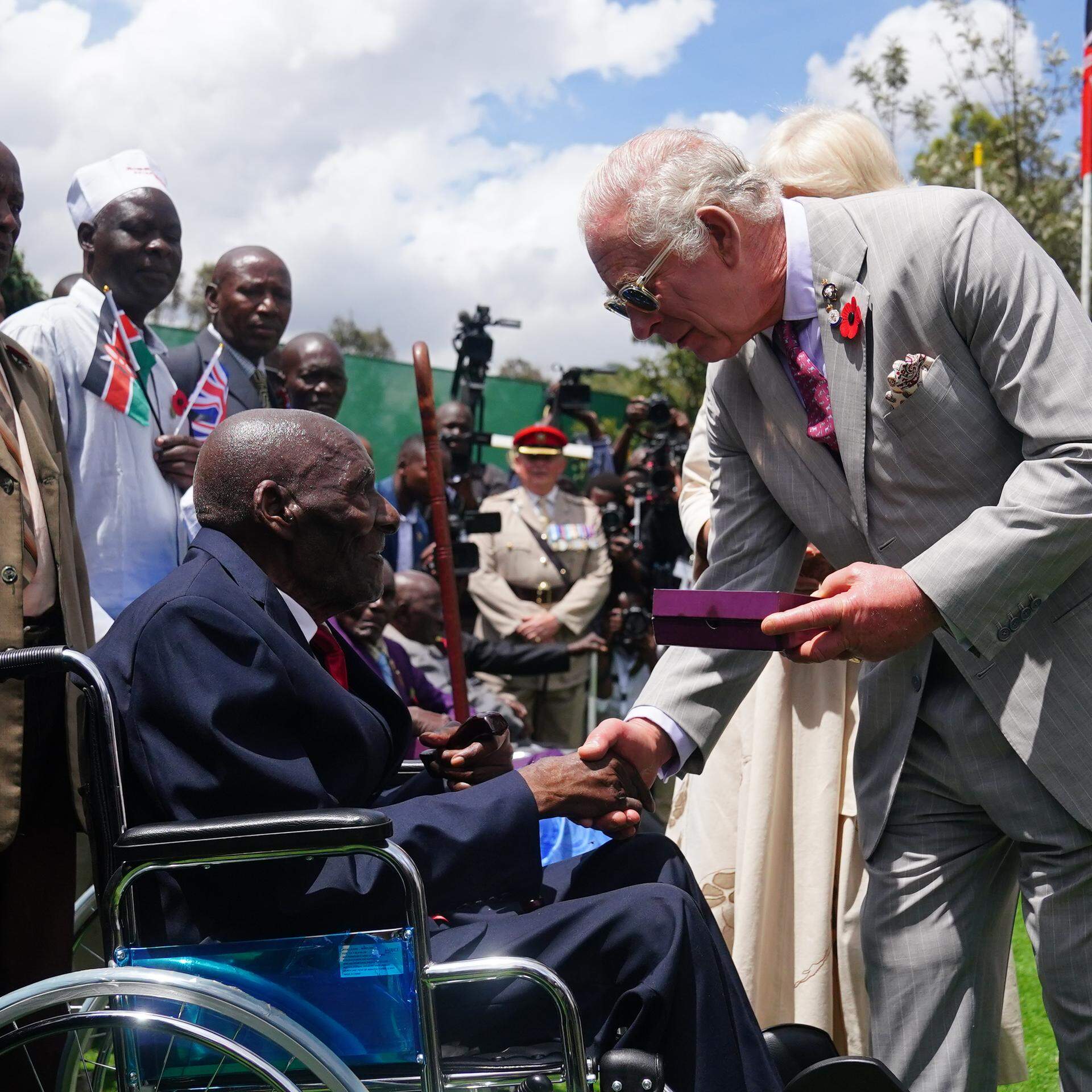 ARCHIV - 01.11.2023, Kenia, Nairobi: Der britische König Charles III. trifft den Veteranen Samwel Nthigai Mburia, der 117 Jahre alt sein soll, während eines Besuchs des Friedhofs der Commonwealth War Graves Commission, wo er gemeinsam mit britischen und kenianischen Militärangehörigen an einem Akt des Gedenkens teilnimmt. (zu dpa: «75 Jahre Commonwealth: Doch wer will Charles noch als König?») Foto: Victoria Jones/PA Wire/dpa +++ dpa-Bildfunk +++