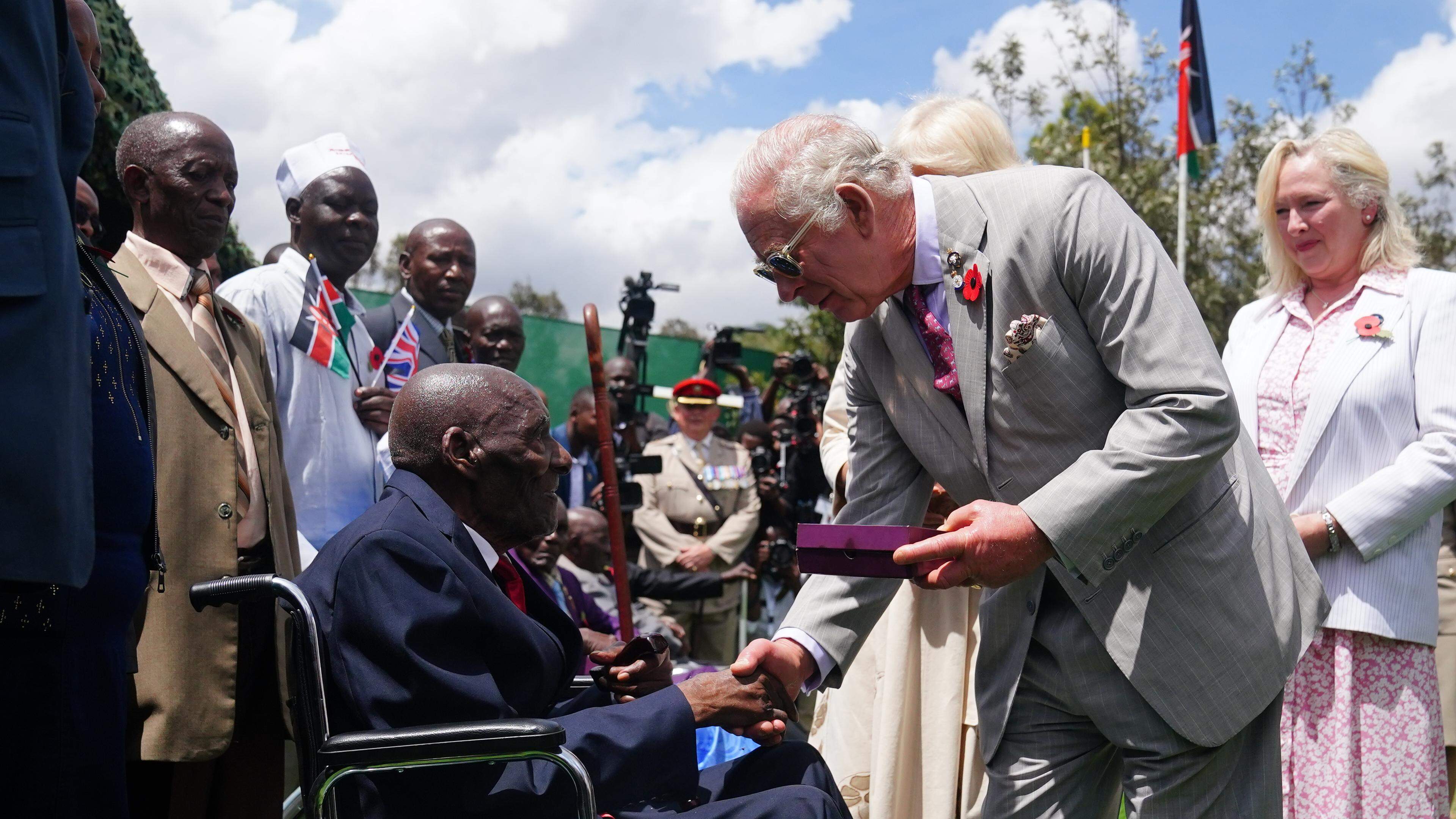 ARCHIV - 01.11.2023, Kenia, Nairobi: Der britische König Charles III. trifft den Veteranen Samwel Nthigai Mburia, der 117 Jahre alt sein soll, während eines Besuchs des Friedhofs der Commonwealth War Graves Commission, wo er gemeinsam mit britischen und kenianischen Militärangehörigen an einem Akt des Gedenkens teilnimmt. (zu dpa: «75 Jahre Commonwealth: Doch wer will Charles noch als König?») Foto: Victoria Jones/PA Wire/dpa +++ dpa-Bildfunk +++