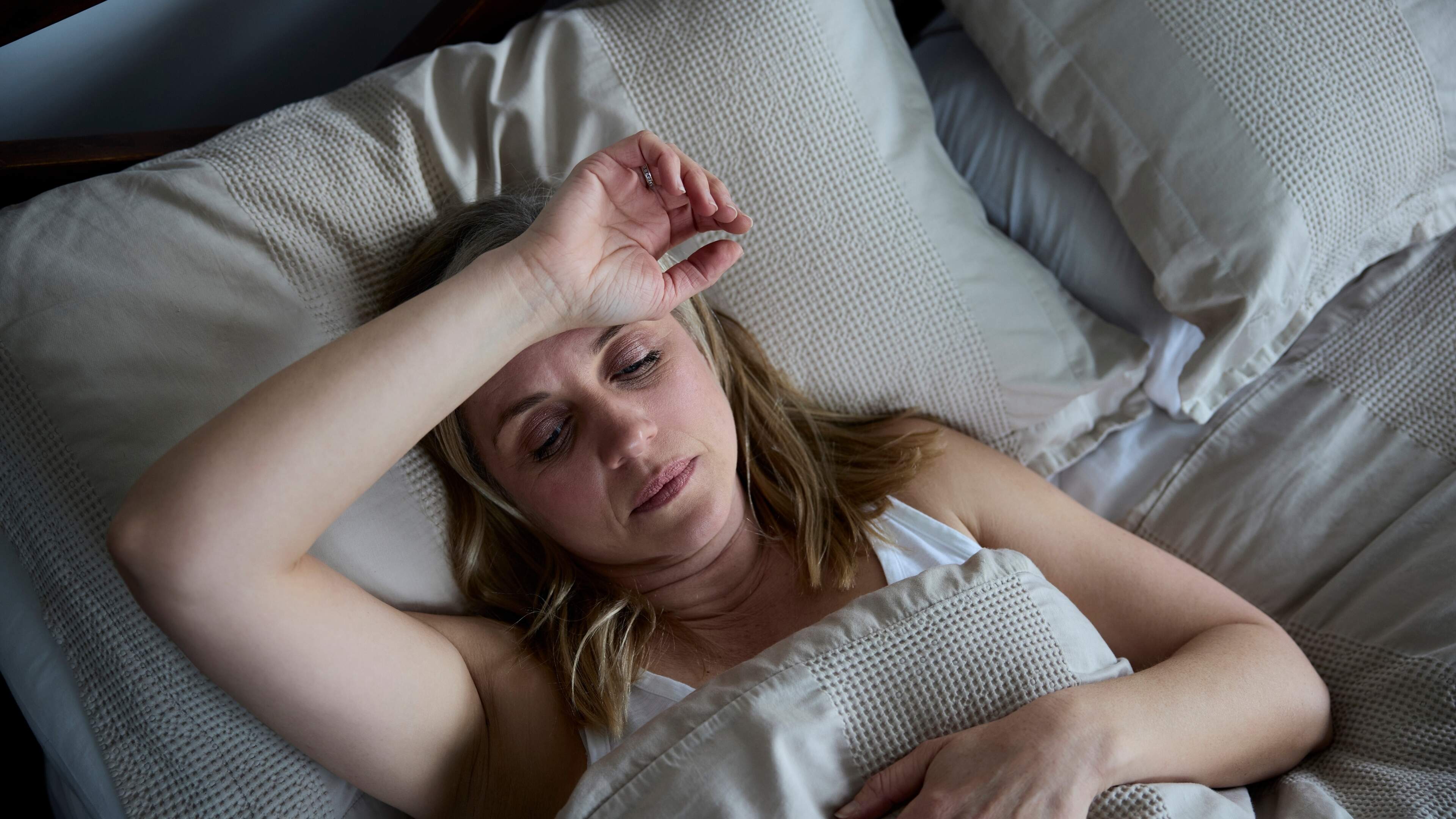 Nachtschweiß: Wann ist nächtliches Schwitzen harmlos – und wann nicht?