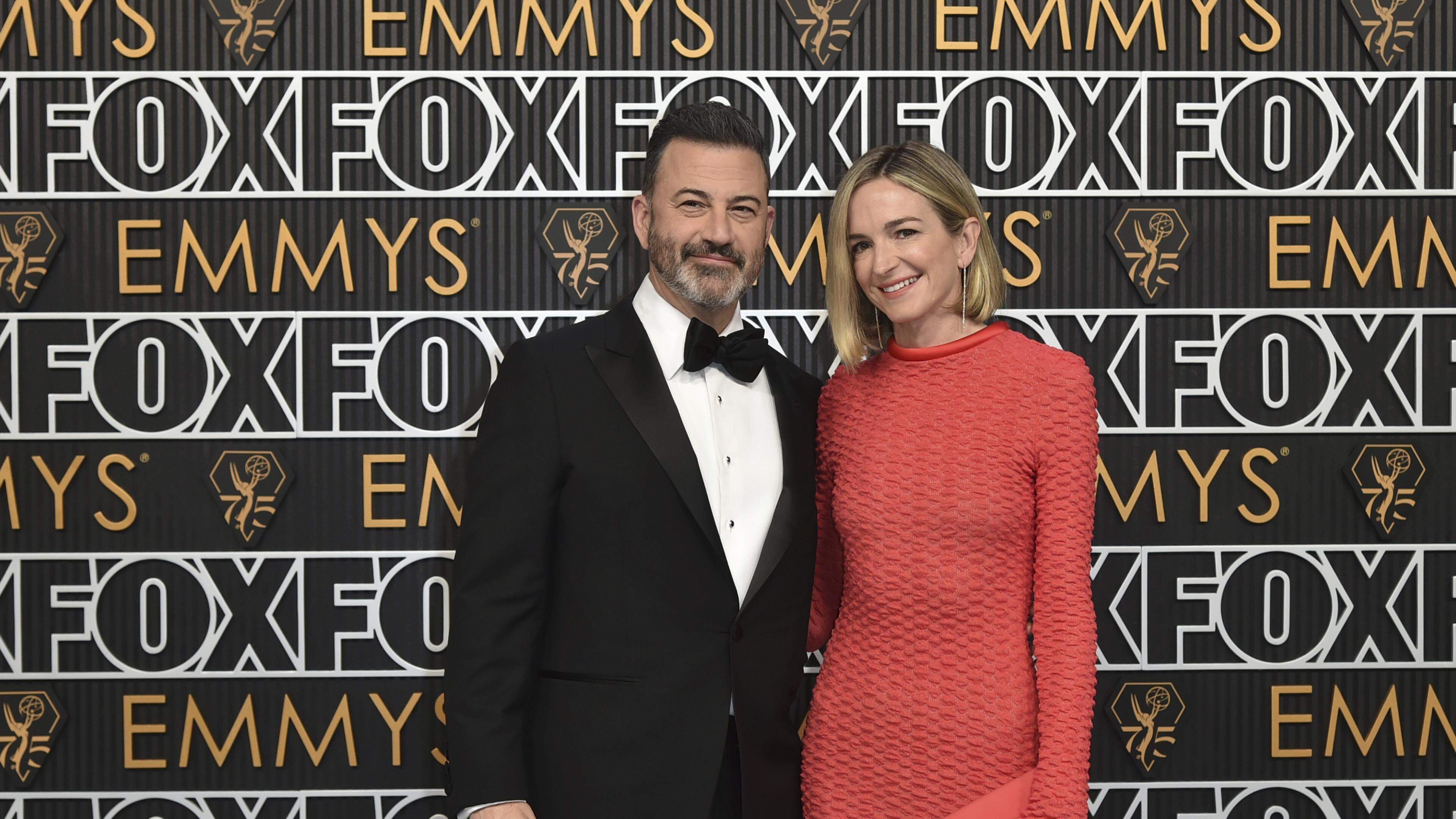 ARCHIV - 15.01.2024, USA, Los Angeles: Jimmy Kimmel und Molly McNearney kommen zur Verleihung der 75. Primetime Emmy Awards im Peacock Theater. (zu dpa: «Jimmy Kimmel dankt Kinderklinik zum siebten Geburtstag seines Sohnes») Foto: Richard Shotwell/Invision/AP/dpa +++ dpa-Bildfunk +++