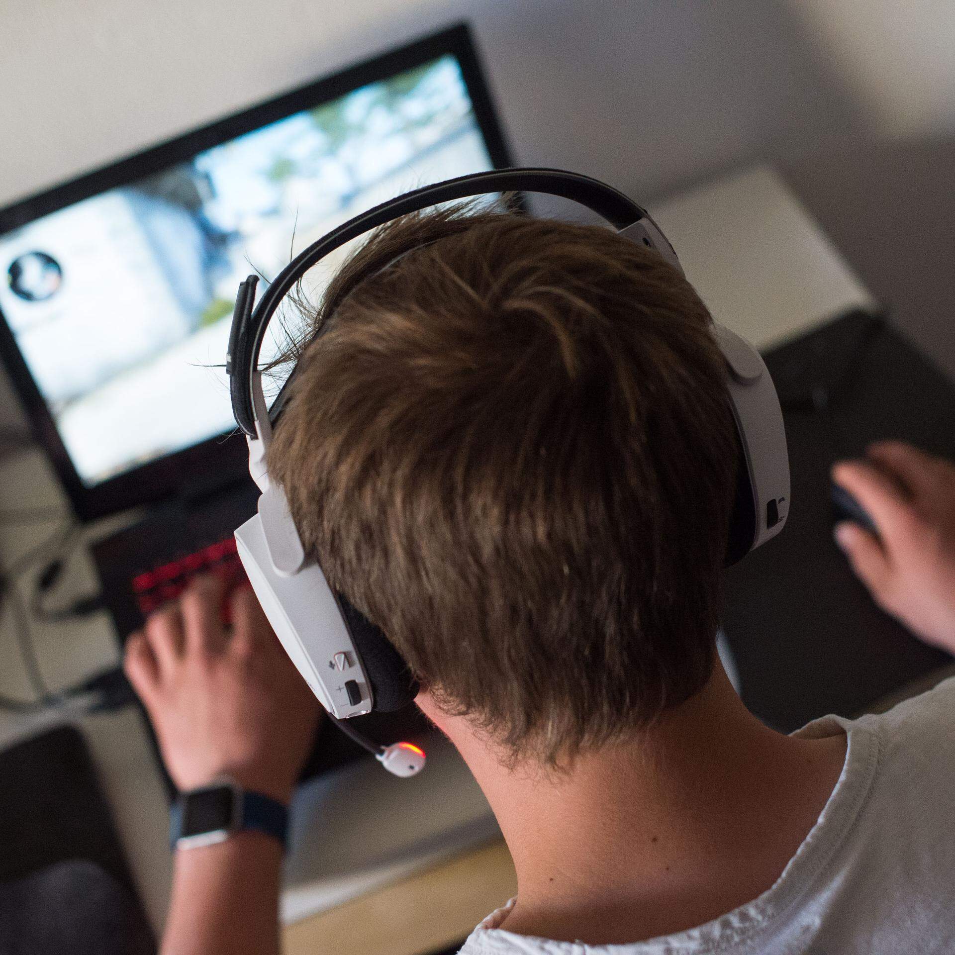 ARCHIV - 17.06.2017, Berlin: Ein Jugendlicher sitzt  mit einem Headset vor einem Laptop und spielt ein Online-Computerspiel. (zu dpa: «Der Ukraine-Krieg als Computerspiel: «Es ist Propaganda»») Foto: Lino Mirgeler/dpa +++ dpa-Bildfunk +++