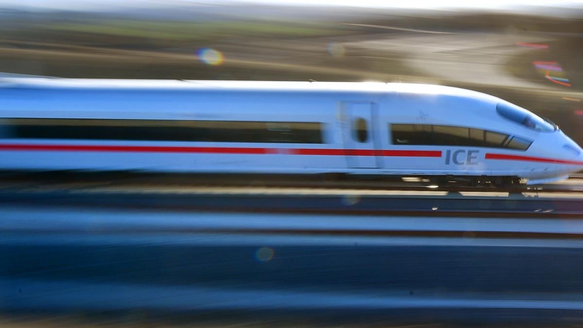 Mann-geht-in-ICE-auf-Fahrg-ste-los-mehrere-Verletzte