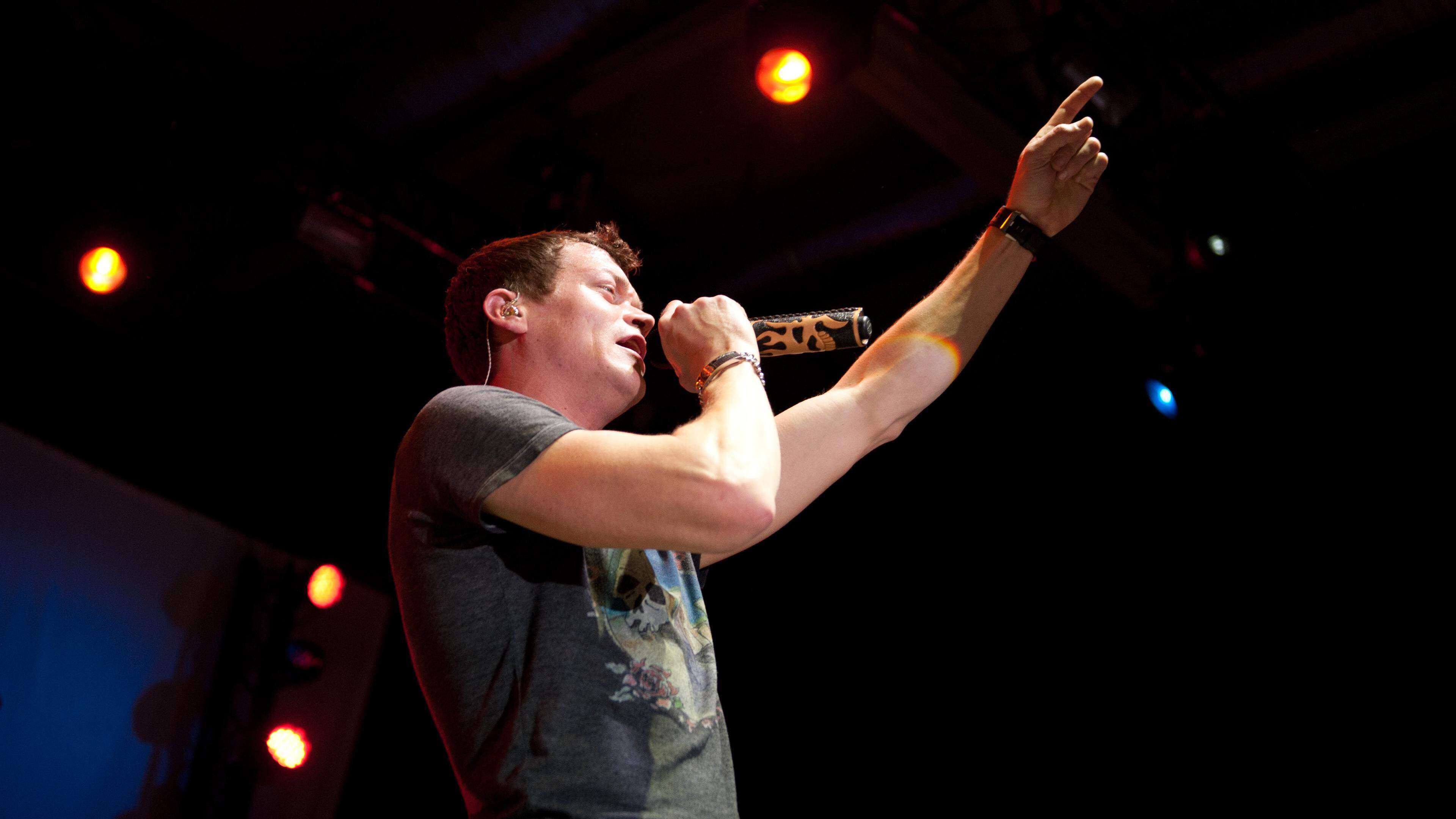 US singer Brad Arnold has cancer: 3 Doors Down says tour +++ Bill Kaulitz: I made peace with my home country