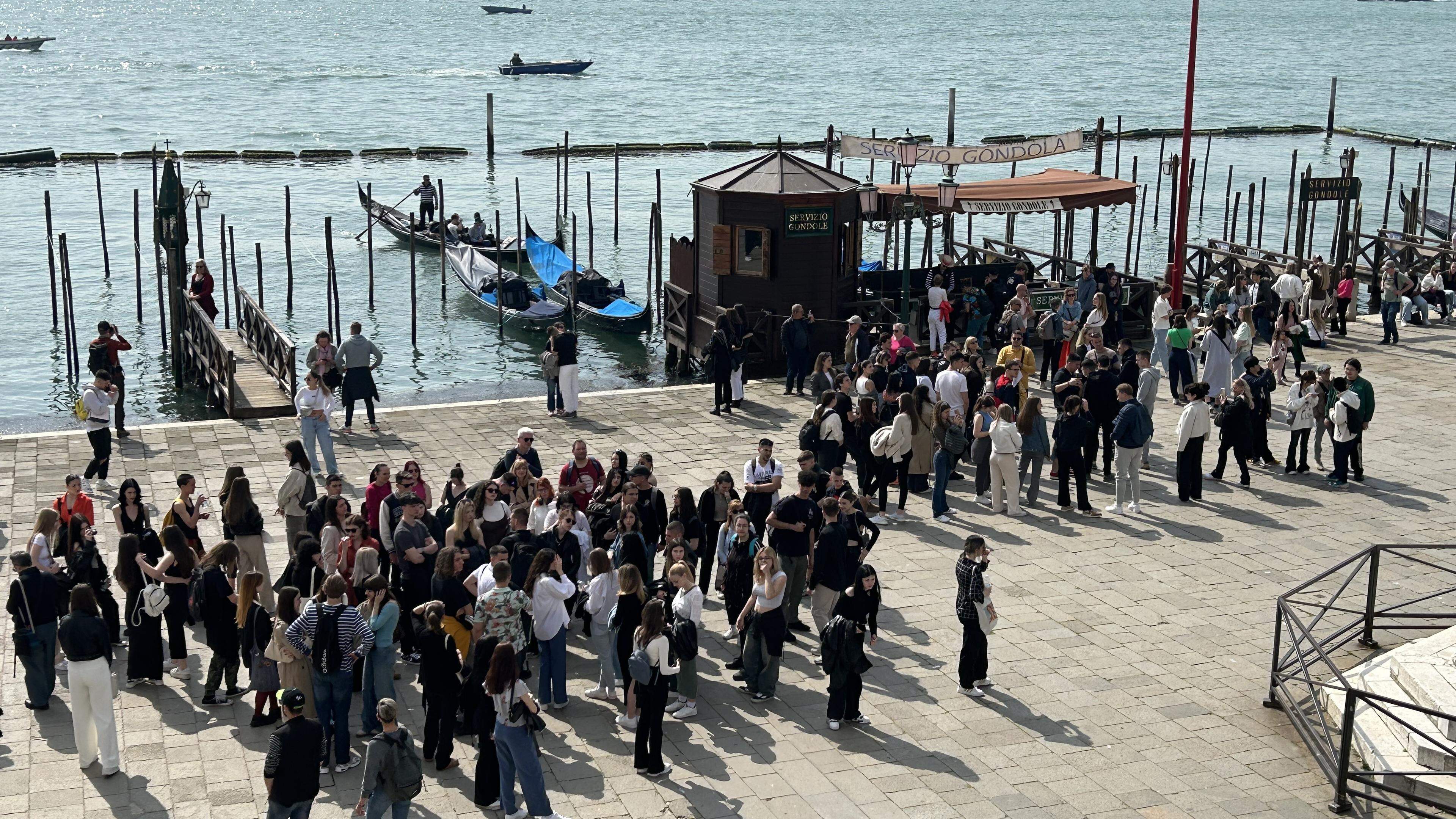 ARCHIV - 05.04.2024, Italien, Venedig: Eine Gruppe von Touristen vor dem Dogenpalast im Zentrum von Venedig. (zu dpa: «Eine Stadt als Museum - Fünf Euro für Venedig») Foto: Christoph Sator/dpa +++ dpa-Bildfunk +++