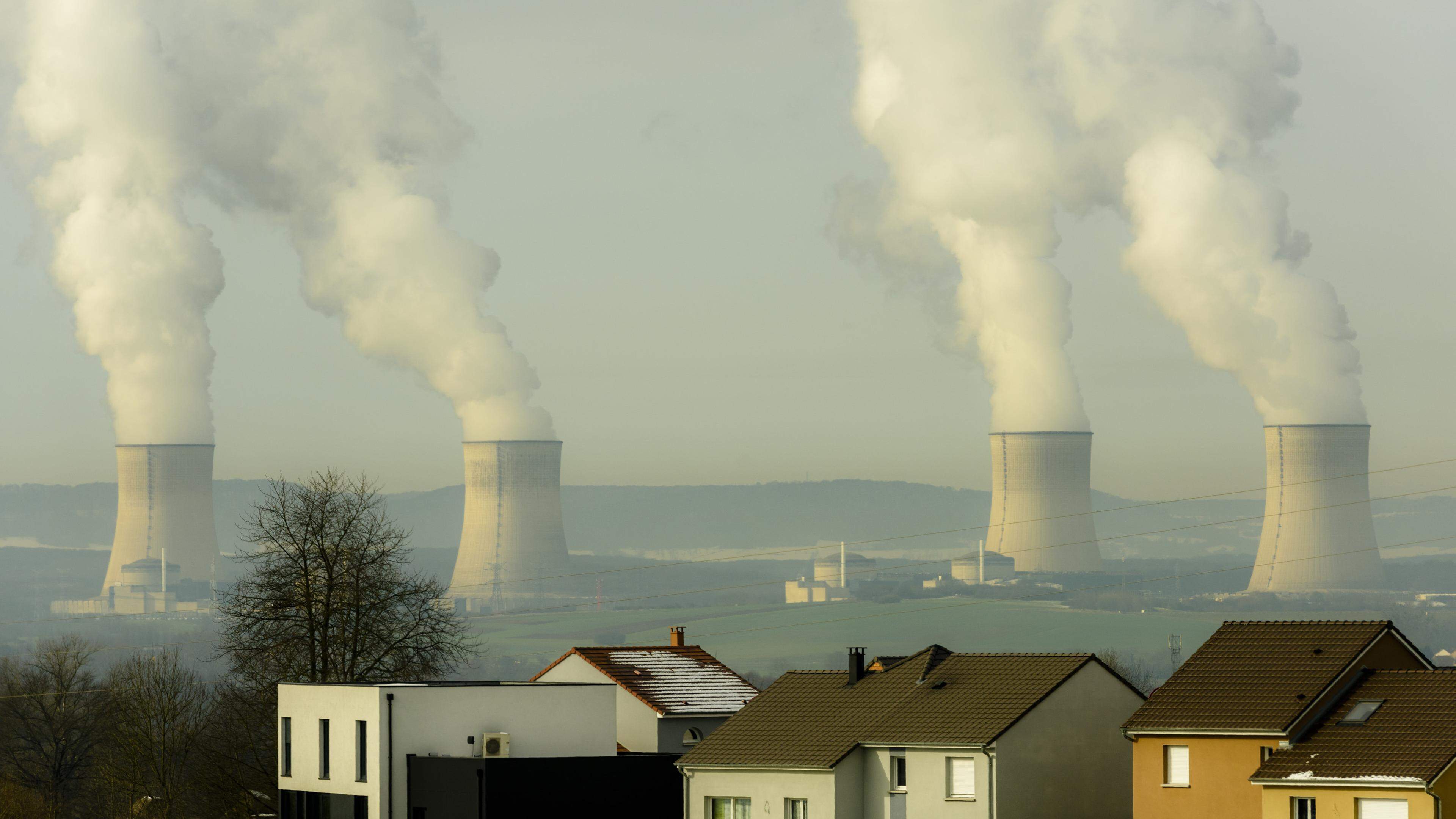 La centrale nucléaire de Cattenom est visible de loin. Greenpeace demande au gouvernement luxembourgeois de s’engager pour la fermeture de la centrale.