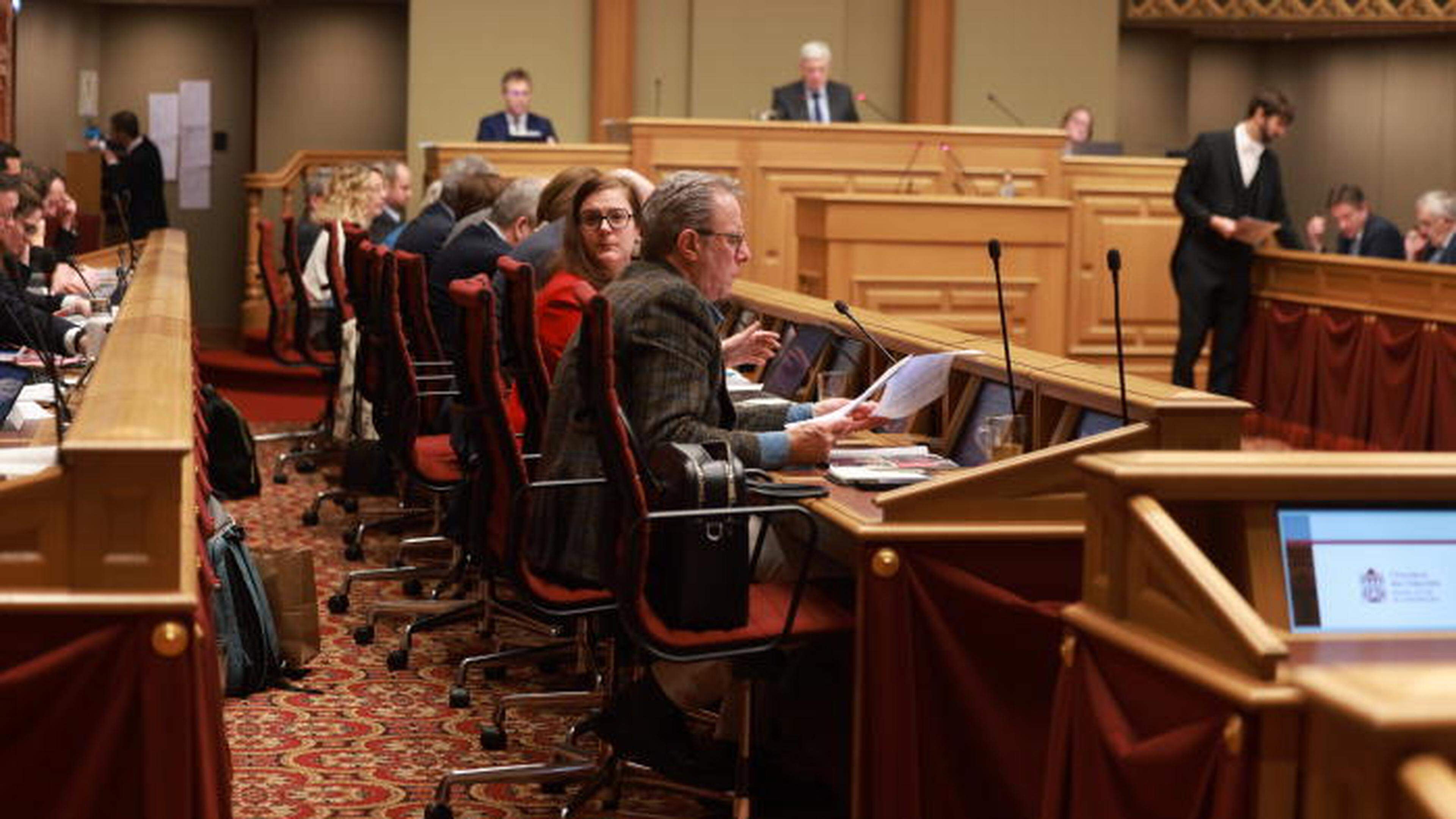 In this way, the lobby contacts of the MPs should become understandable