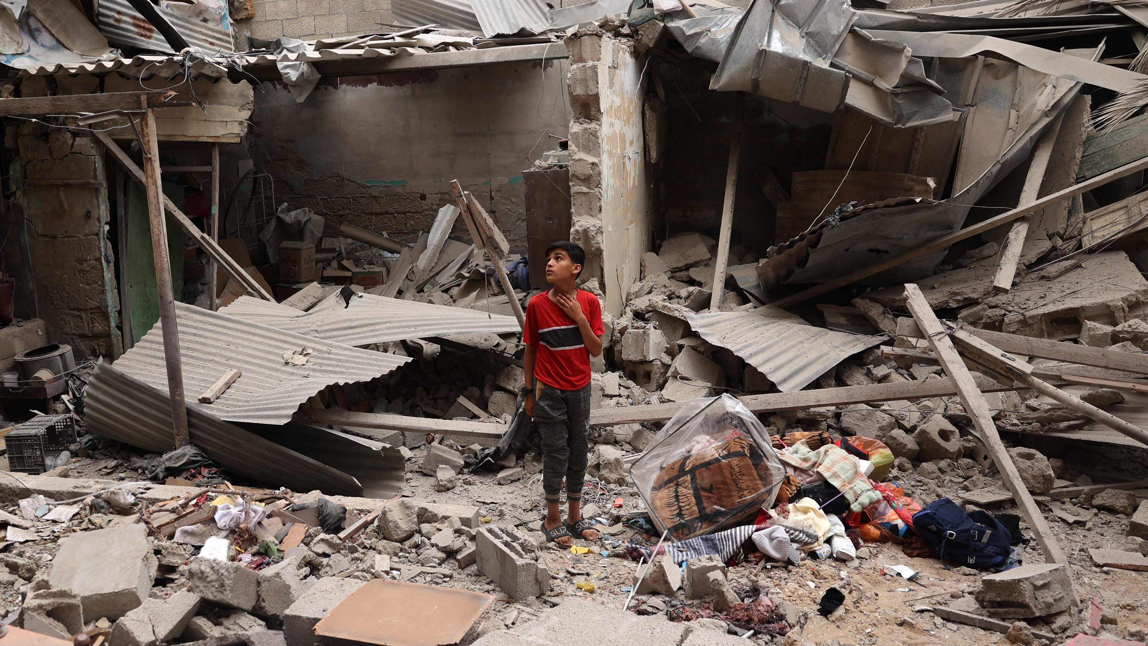 Ein palästinensisches Kind steht in den Trümmern eines Hauses, das in der Nacht zum 27. April 2024 durch israelischen Beschuss in Rafah im südlichen Gazastreifen zerstört wurde. 
