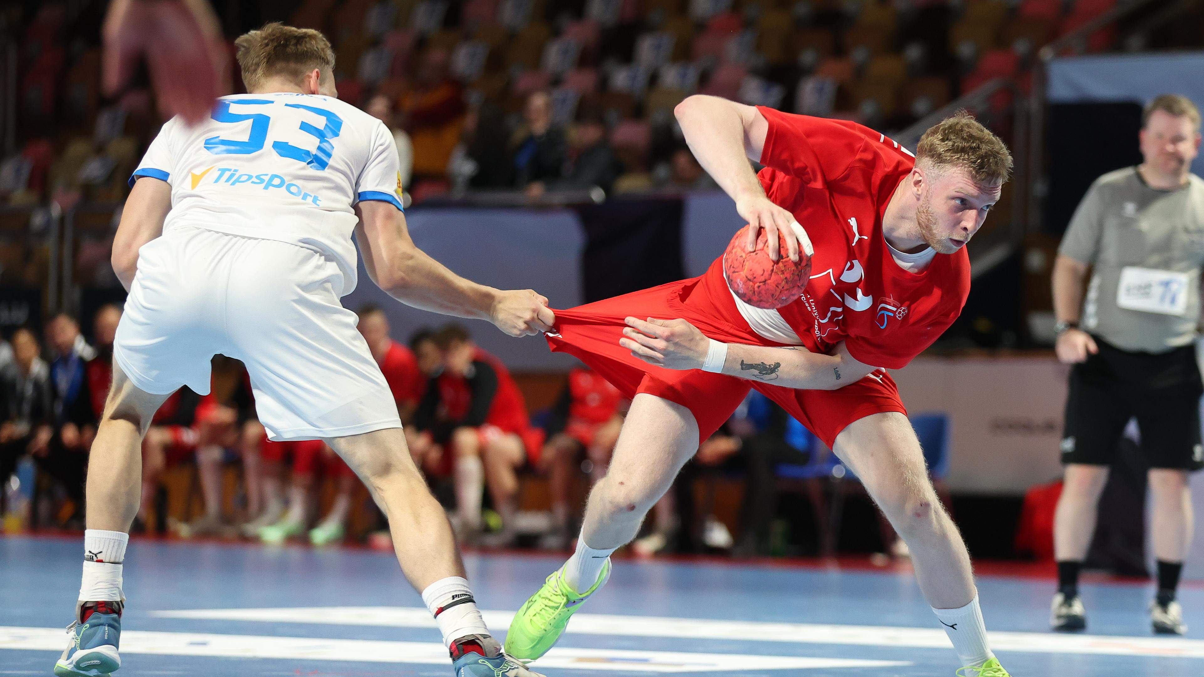 Handball players have no chance against compact top team