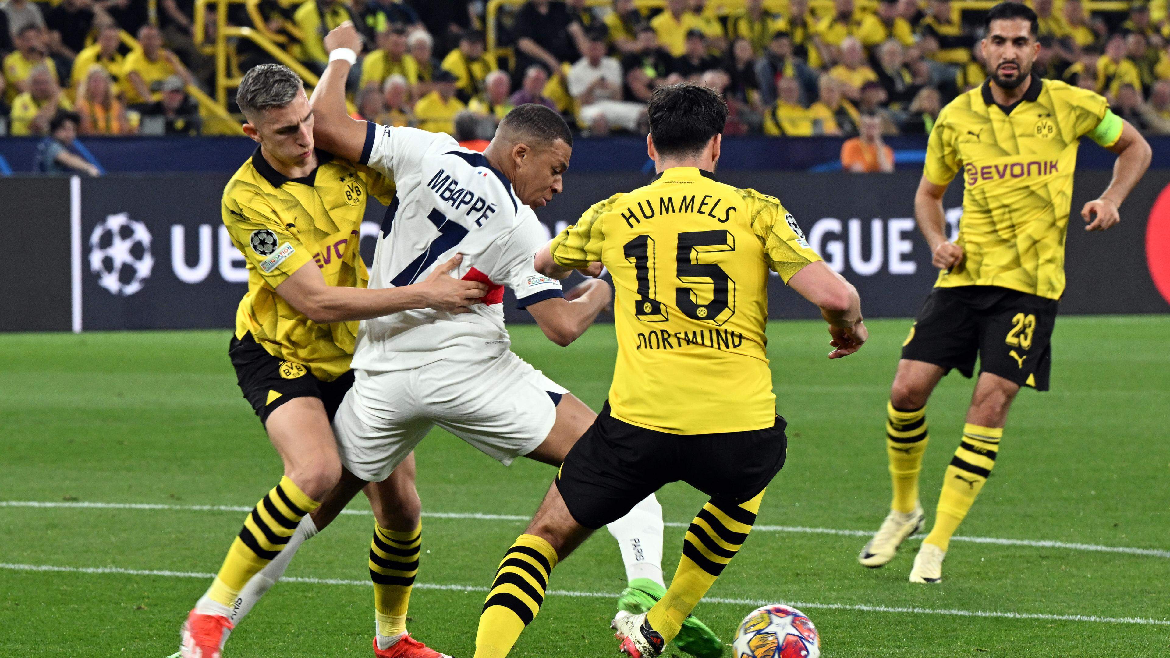 Kylian Mbappé, hier gegen die Dortmunder Nico Schlotterbeck (l.) und Mats Hummels, blieb im Hinspiel blass.