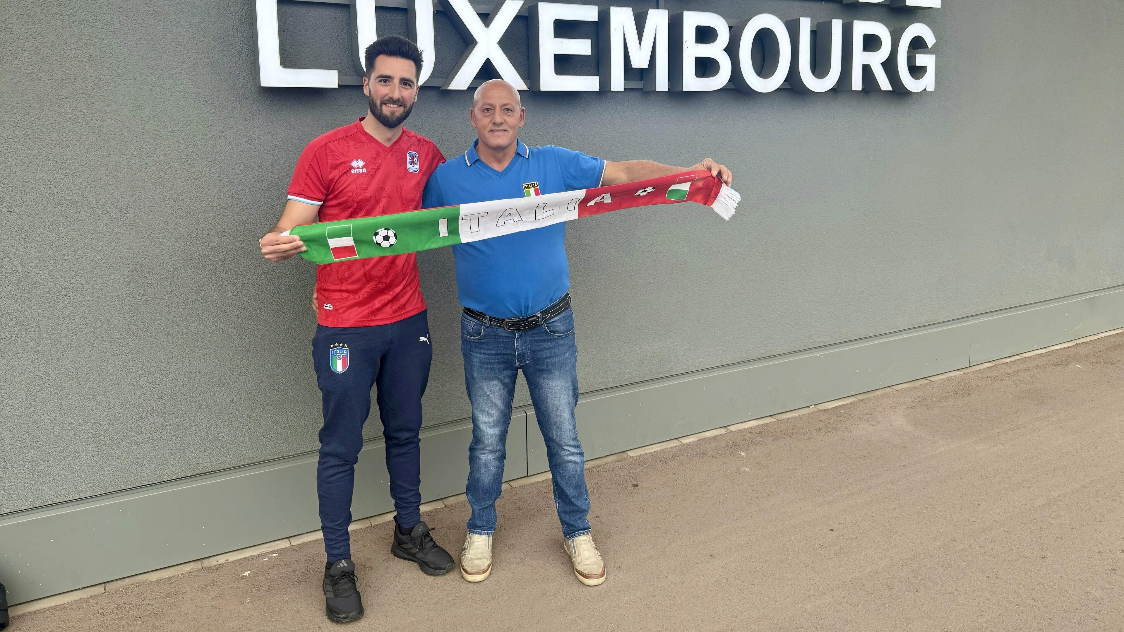 FLF-Trikot und Italien-Hose: Im Stade de Luxembourg können sich viele Fans nicht entscheiden