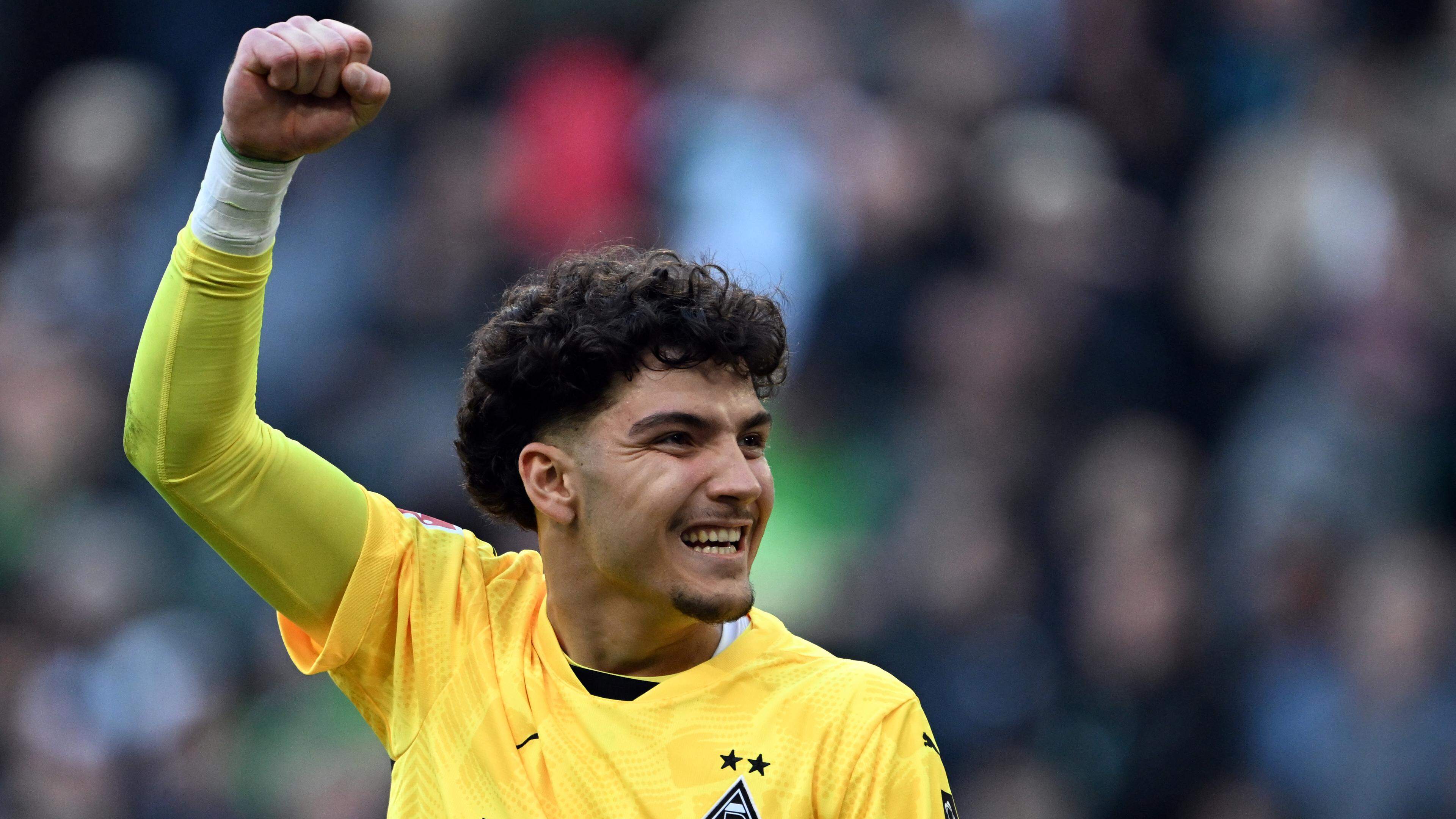 Tiago Pereira receives a special award from Gladbach