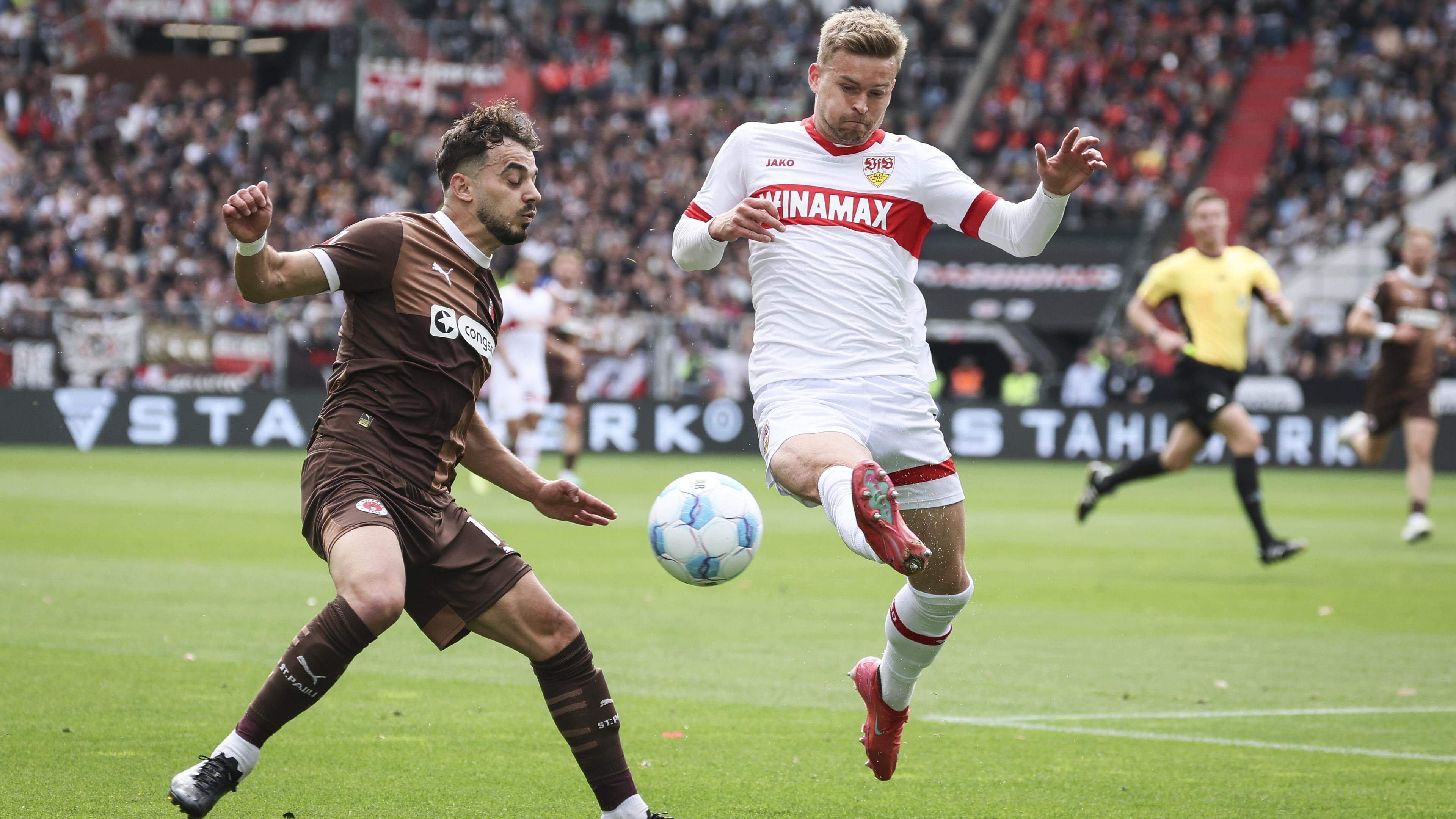 Danel Sinani has to take off the square for replacement goalkeeper