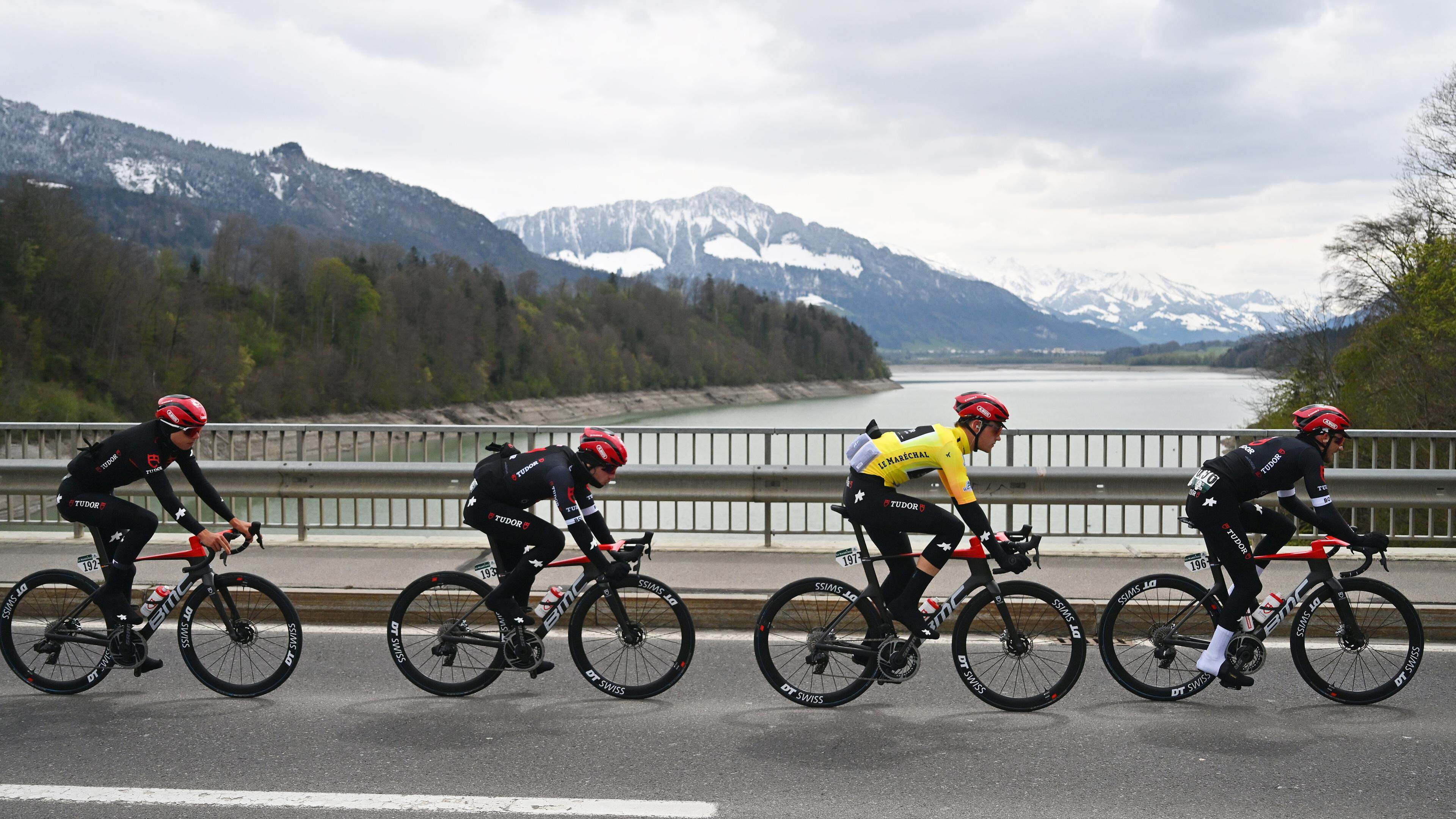Luc Wirtgen (r.), hier neben Marco Brenner, Alberto Dainese und Maikel Zijlaard (v.l.n.r.) beendete die erste Etappe der Tour de Romandie auf Platz 15.