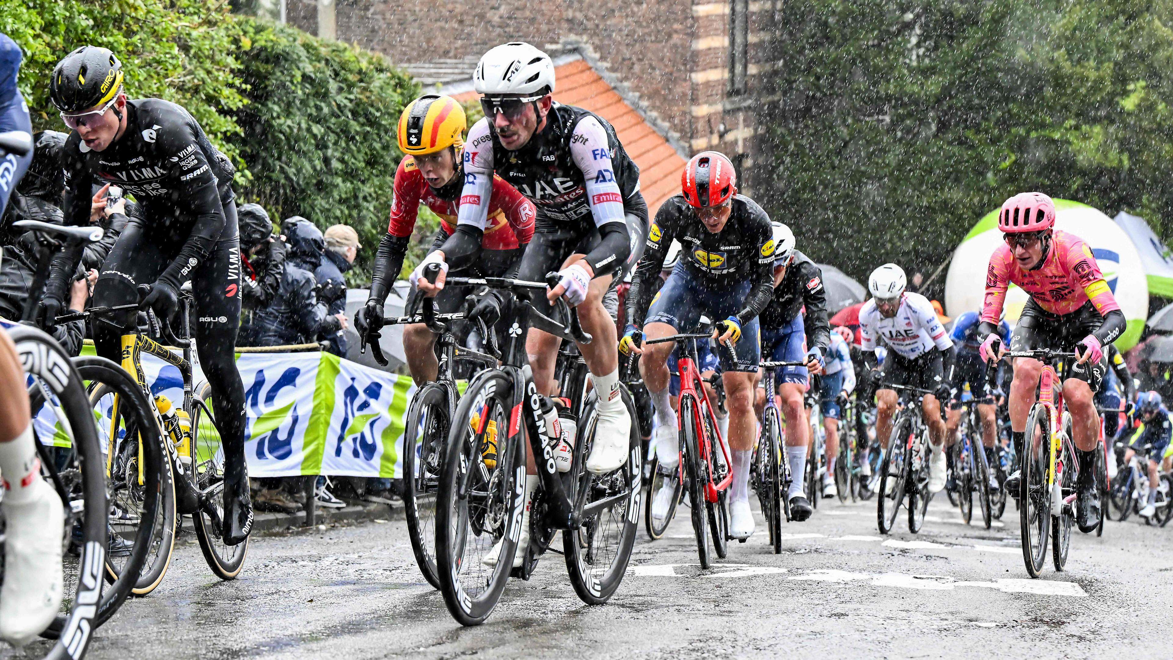 Bei der Flèche Wallonne brachten am Mittwoch heftiger Regen und kühle Temperaturen viele Fahrer an ihre Grenzen.