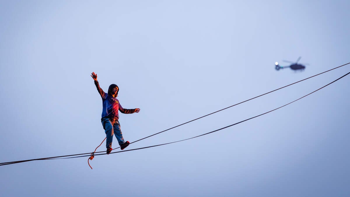 Slackline-Athlet Archie Williams beim ING-Marathon