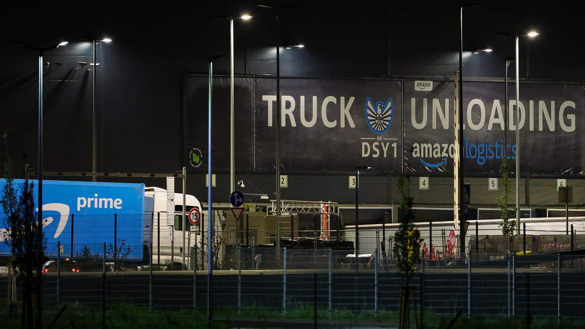 Ein Lkw von Amazon Prime fährt zum Amazon Logistikstandort am Flughafen Leipzig-Halle. Der Flughafen ist nach eigenen Angaben das viertgrößte Luftfrachtdrehkreuz in Europa mit einem jährlichen Frachtaufkommen von rund 1,51 Millionen Tonnen. 