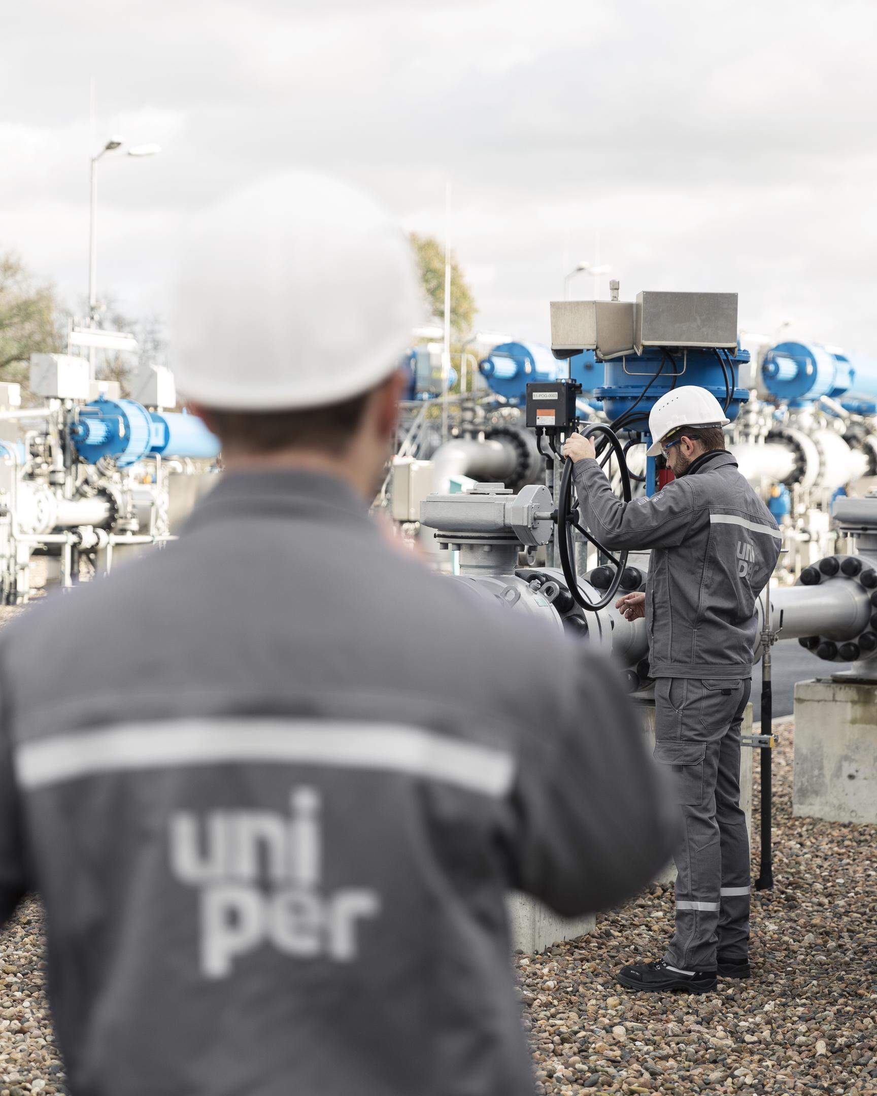 Arbeiter des Energieversorgers Uniper mit Gasleitungen: ob Gazprom den Schadenersatz zahlt, ist offen.