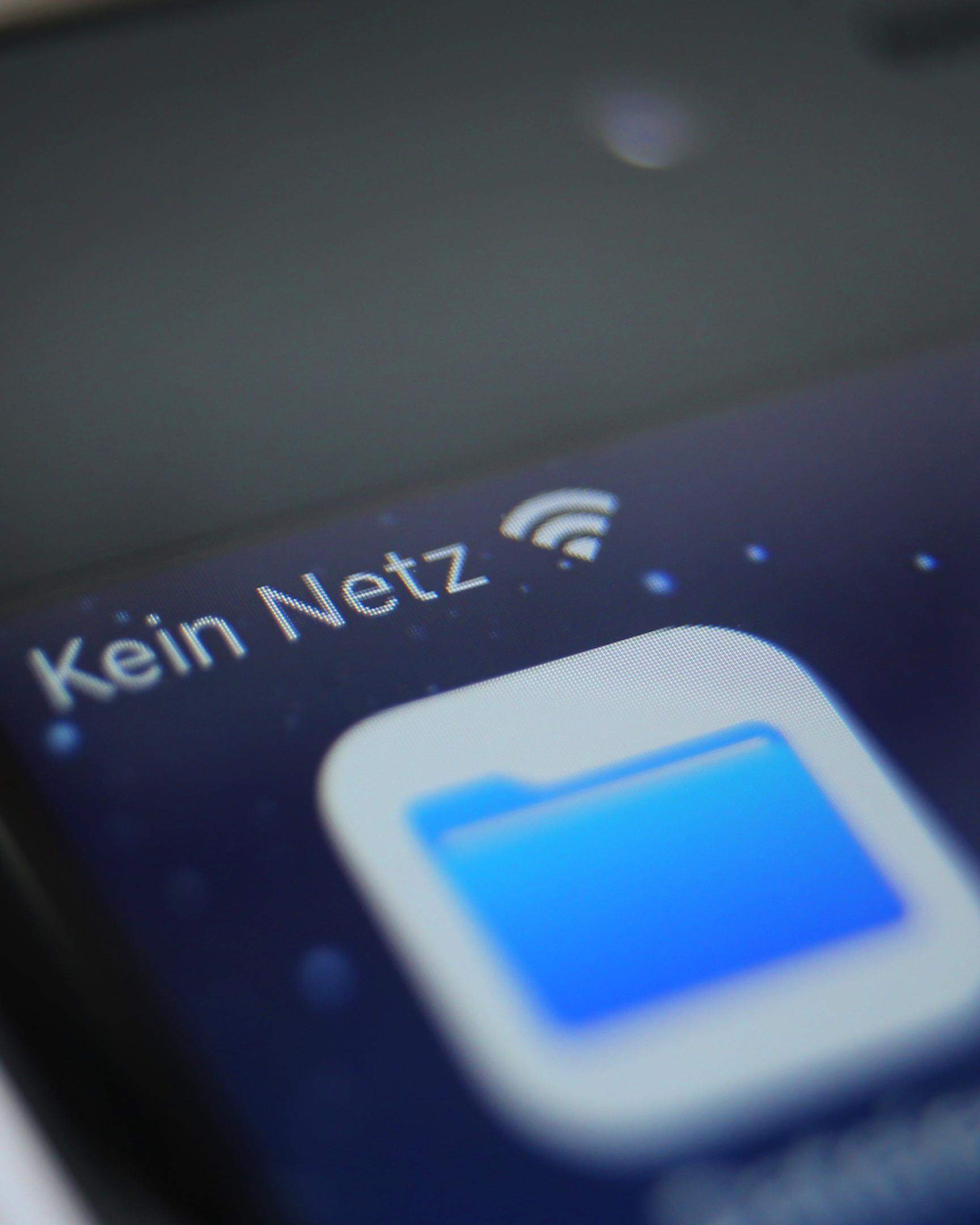 ARCHIV - 13.08.2020, Bayern, Kempten: Die Aufschrift «Kein Netz» ist auf dem Bildschirm eines Mobiltelefons zu sehen. (zu dpa "Funklöcher bleiben ein Ärgernis") Foto: Karl-Josef Hildenbrand/dpa +++ dpa-Bildfunk +++