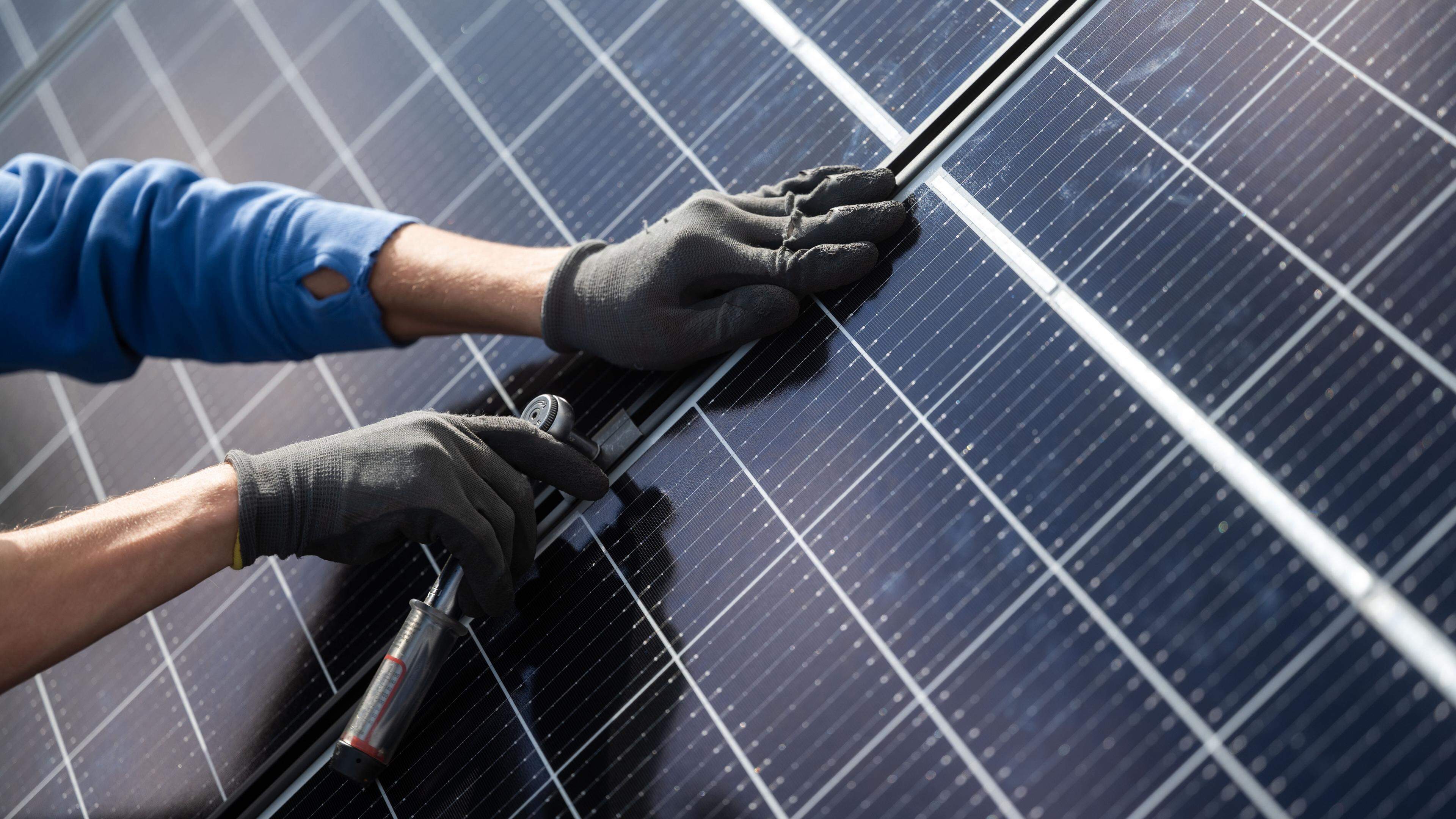 Mitarbeiter der Firma Sontec GmbH montieren Photovoltaikmodule auf dem Dach eines Wohnhauses. Am 14. Oktober findet der Solarbranchentag Baden-Württemberg statt. Es geht darum, wie der Südwesten den Photovoltaikausbau vorantreiben kann. Veranstalter sind die Branchenvereinigung Solar Cluster Baden-Württemberg und das Umweltministerium.