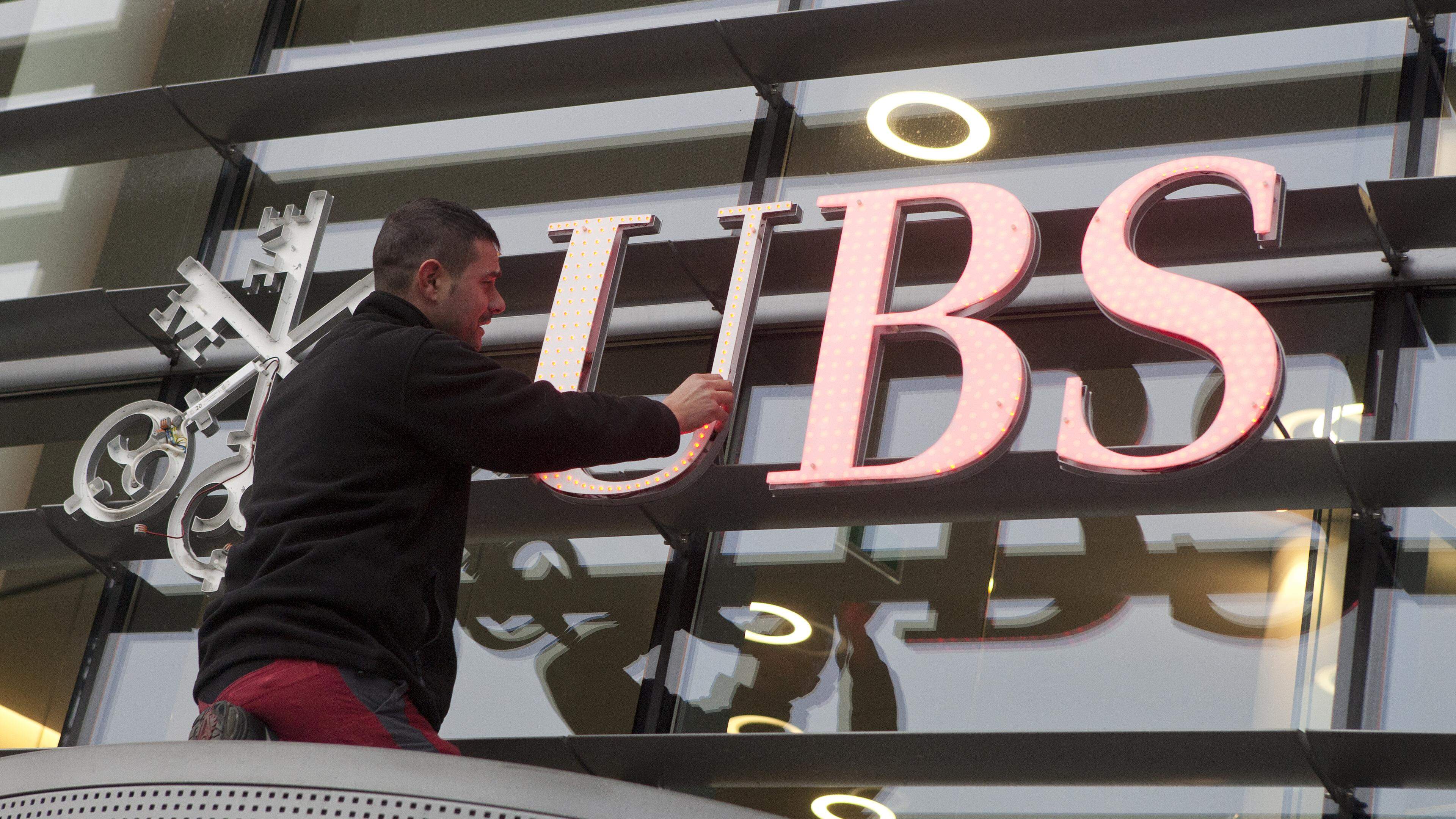 Integrarea CS: UBS reduce sute de locuri de muncă în Elveția   