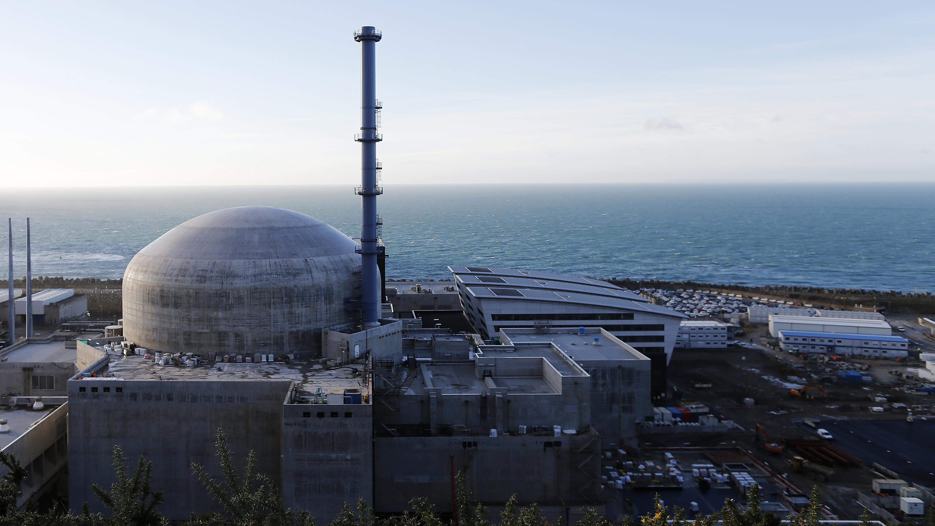 Zwölf Jahre später als ursprünglich geplant geht der neue Meiler des Atomkraftwerks Flamanville ans Netz. An der Nettostromerzeugung hatte Atomenergie in Frankreich letztes Jahr einen Anteil von 67 Prozent.