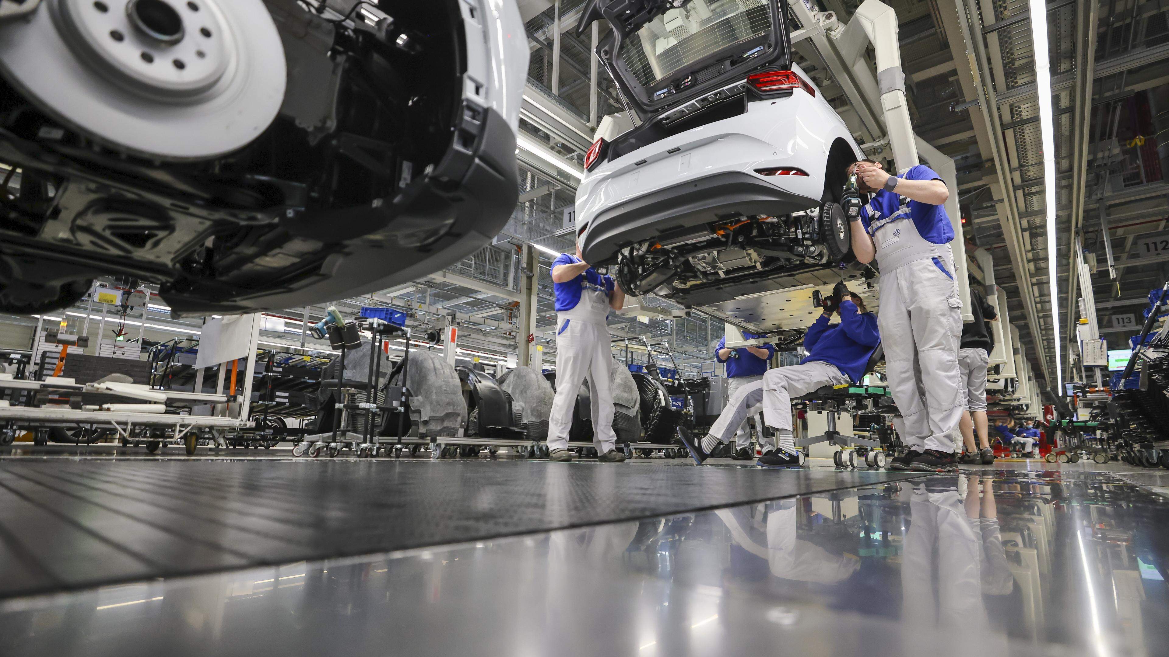 Mitarbeiter montieren einen ID.4 im Werk von Volkswagen in Zwickau. Die Fahrzeuge basieren auf dem Modularen Elektrobaukasten. 